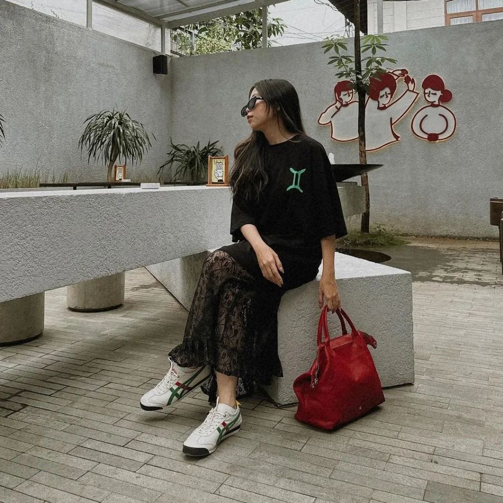 PEANUT STAIN - Gemini Zodiac Black Oversized Tshirt